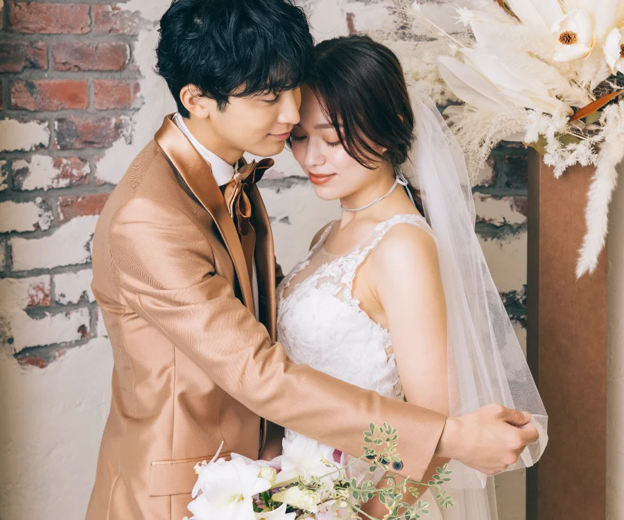 両手に花を抱えた新婦様のソロショット                    