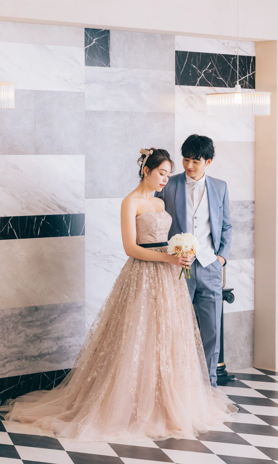 松の木彫りが施された障子をバックに正座で微笑む新婦様の和装前撮り                    