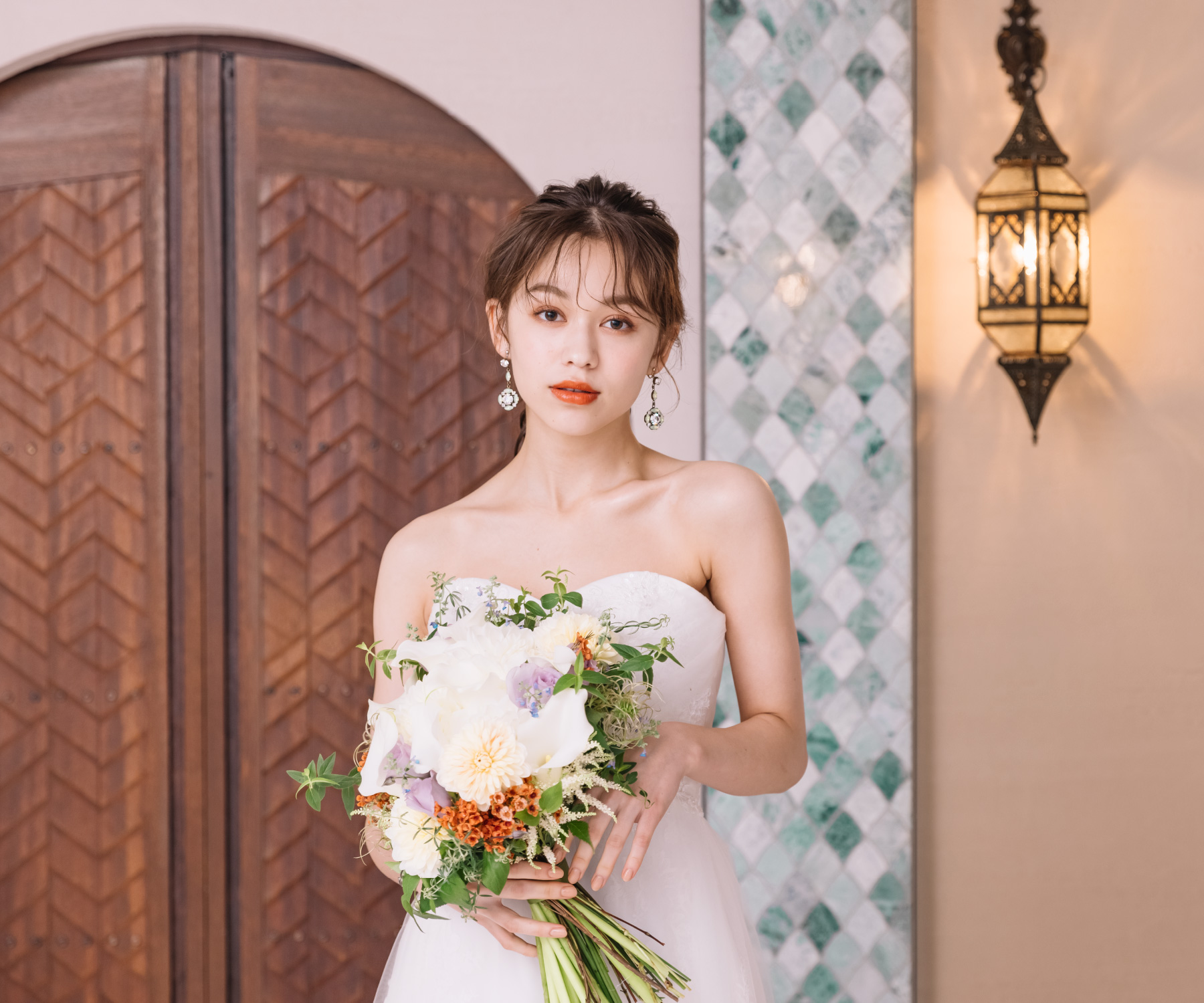 ウェディングドレスを着てアンニュイな表情をする新婦様のウェディングフォト                    