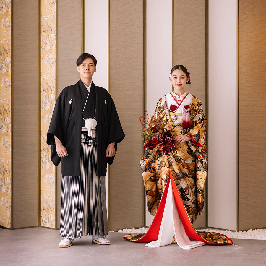 屏風の前で佇む新郎新婦様の和装前撮り