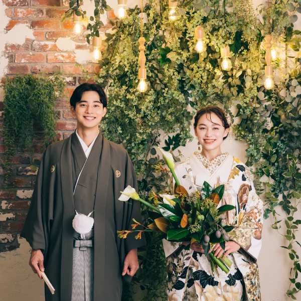 屏風の前で佇む新郎新婦様の和装前撮り                    