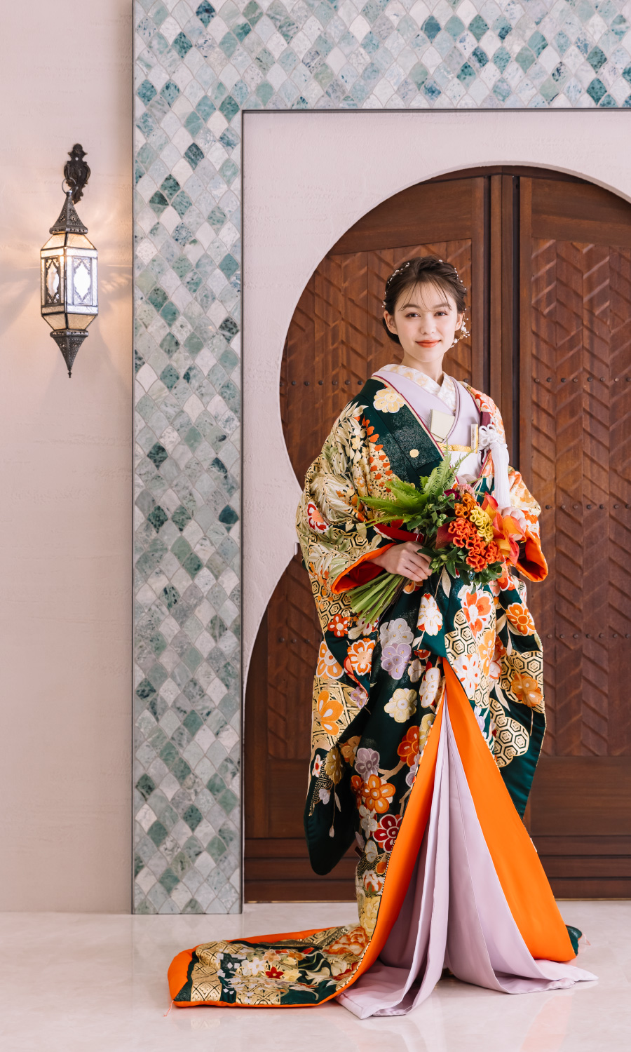 お洒落な扉と灯を背景にした新婦様の和装ソロショット                    