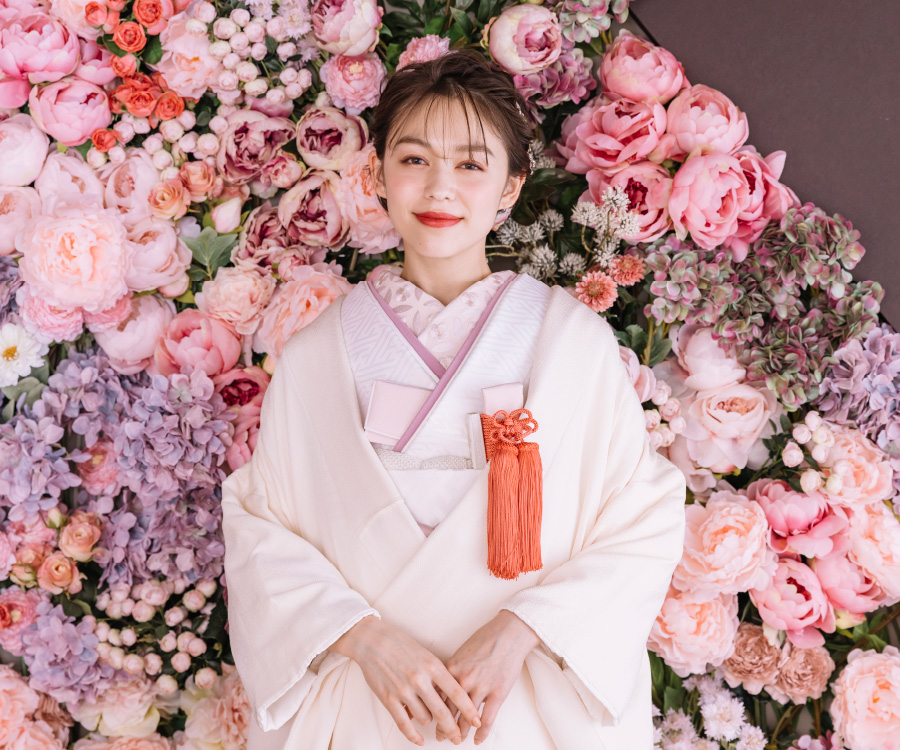 濃淡のあるピンク色のバラに囲まれた新婦様の和装前撮り                    