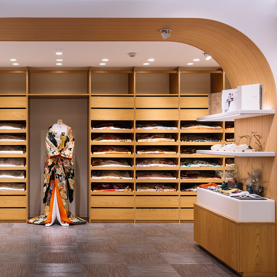 豊富な種類の衣装・小物が並んでいる様子                    