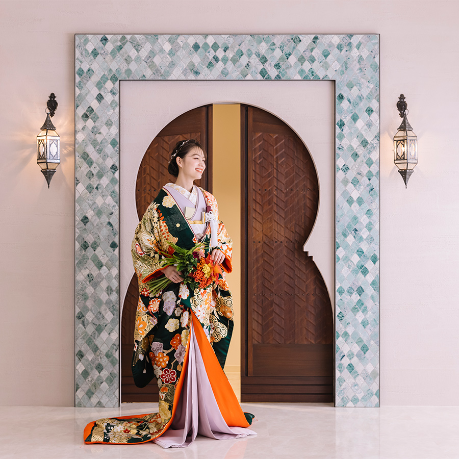 エキゾチックなドアの前に佇む新婦様の和装ソロショット                    