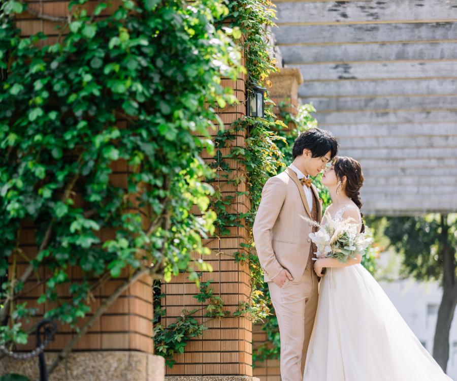 自然の中で寄り添う新郎新婦様のウェディングフォト