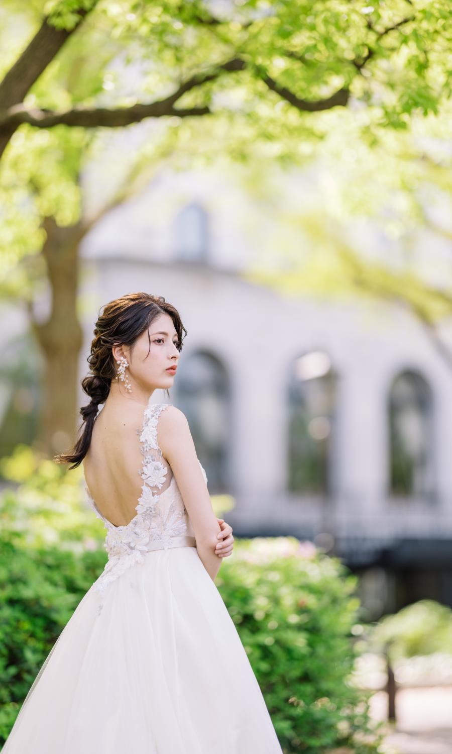 新緑の山下公園で儚げな表情をした新婦様のウェディングフォト