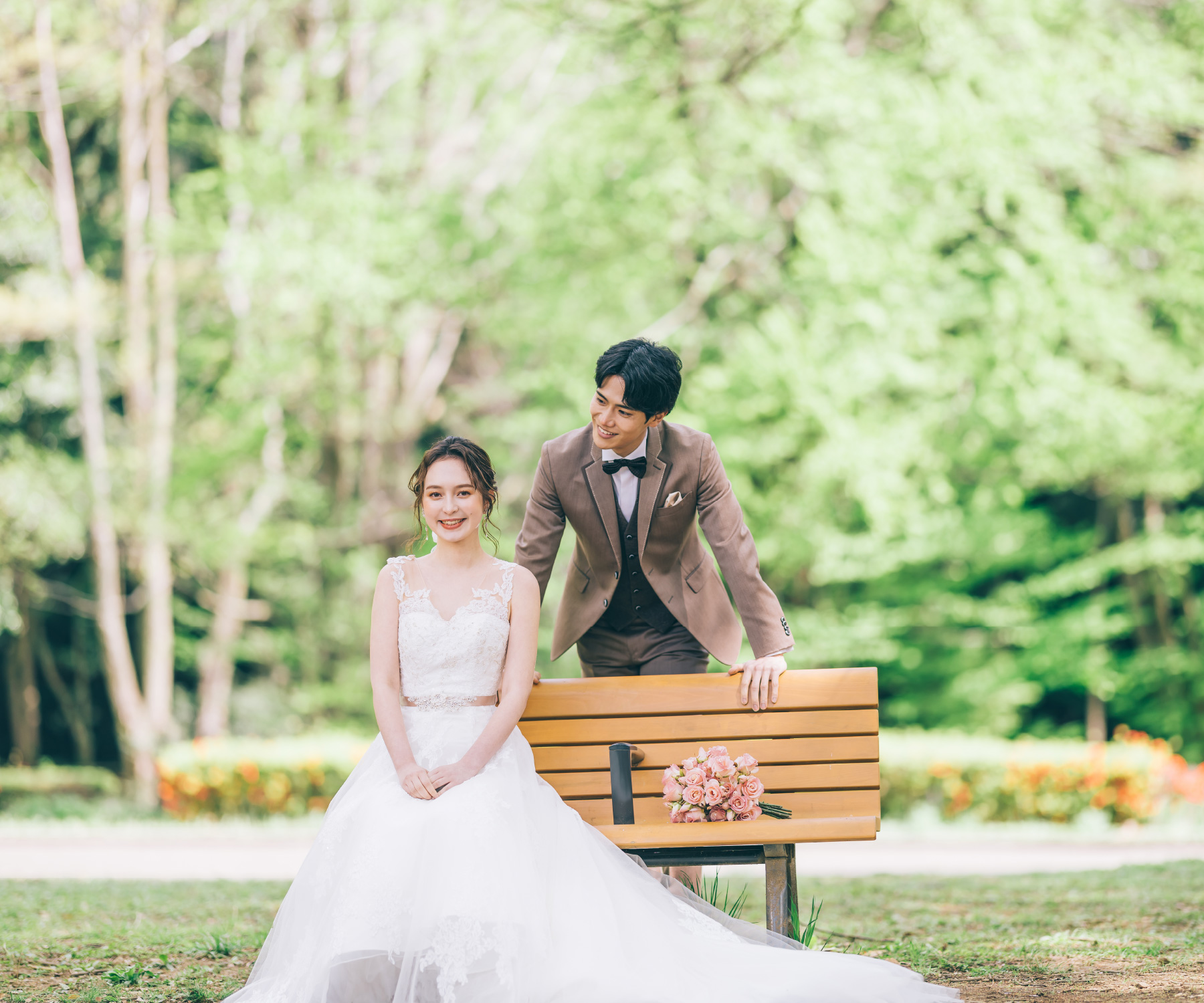 チャペルでウェディングドレスを着た新婦様を見つめる新郎様の結婚写真