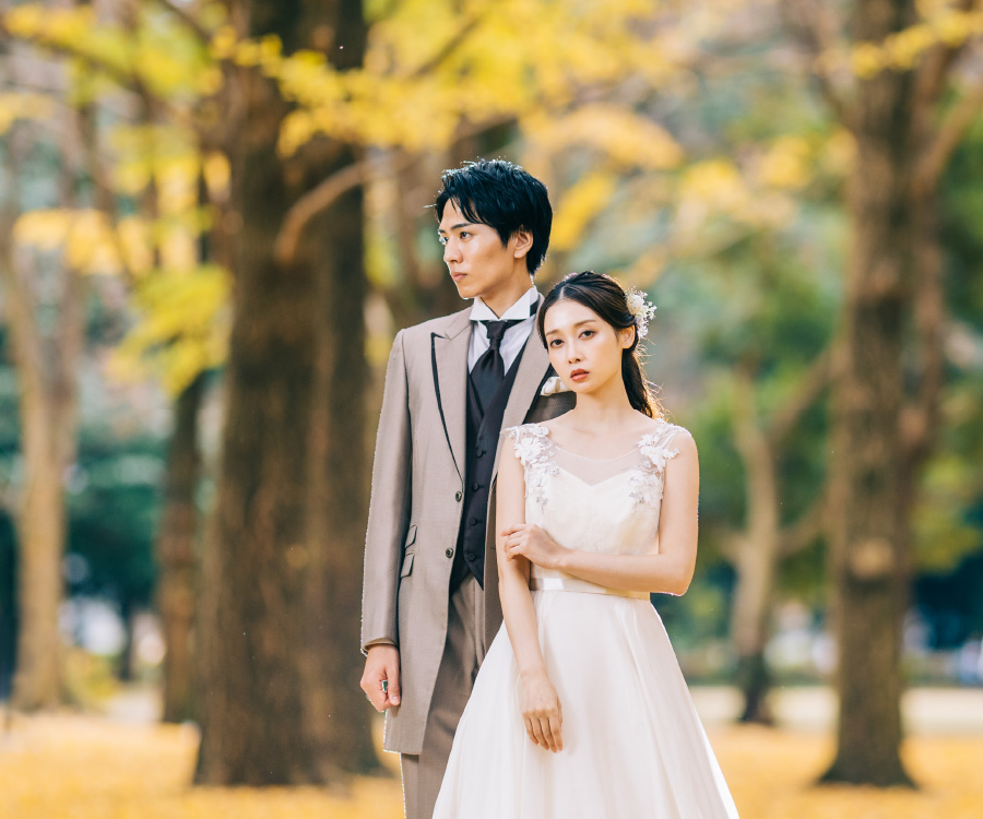 バージンロードで新郎様と腕を組む新婦様のウェディングフォト