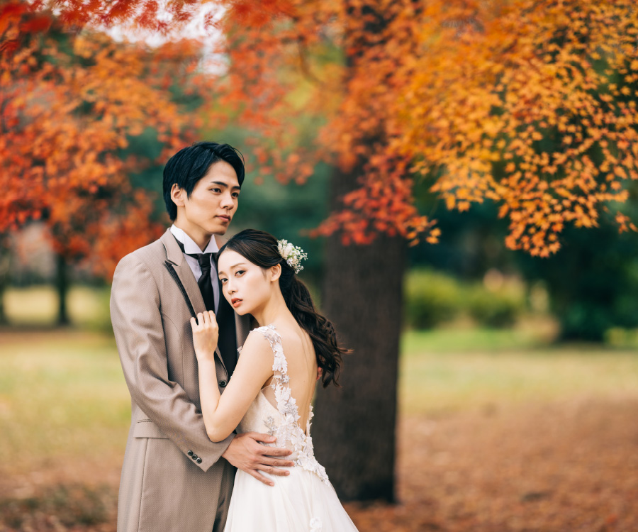 大きな振り子時計をバックに微笑む新婦様のソロショット