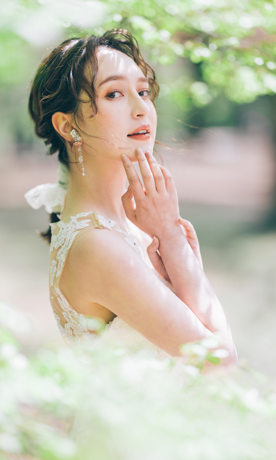 新婦様を優しく見つめる新郎様のウェディングフォト