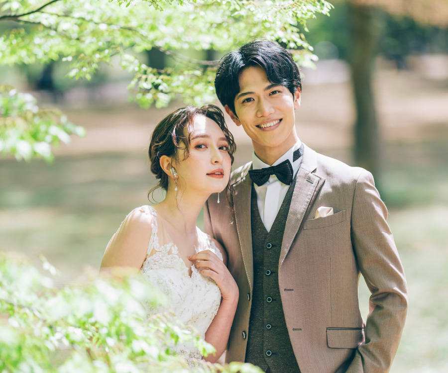 教会の扉の前で微笑む新郎新婦様の結婚写真