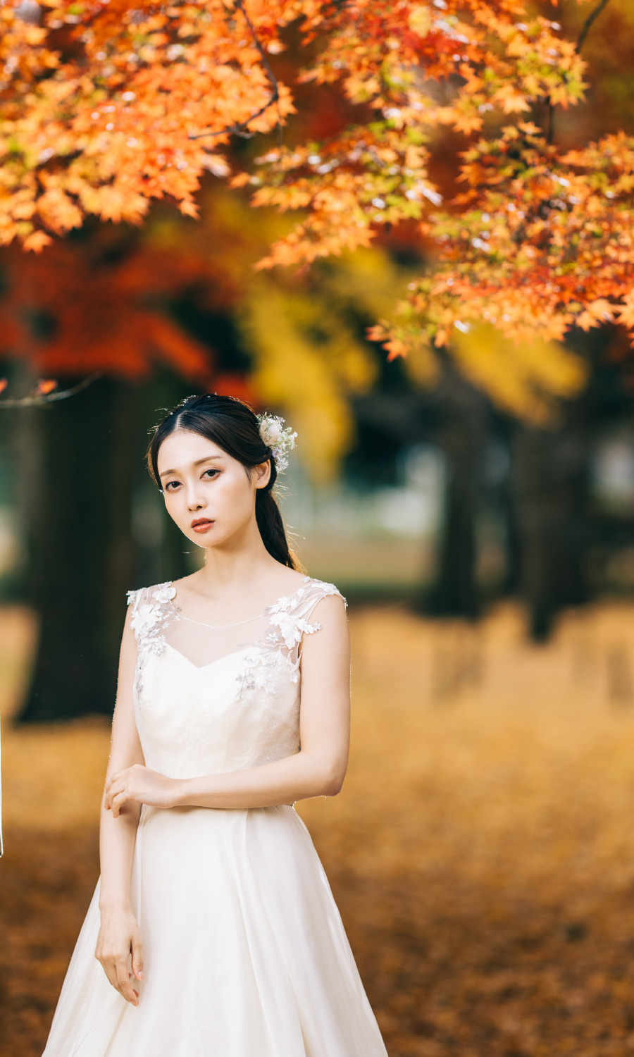 ウェディングドレスを着て笑顔で遠くを見つめる新婦様のソロショット