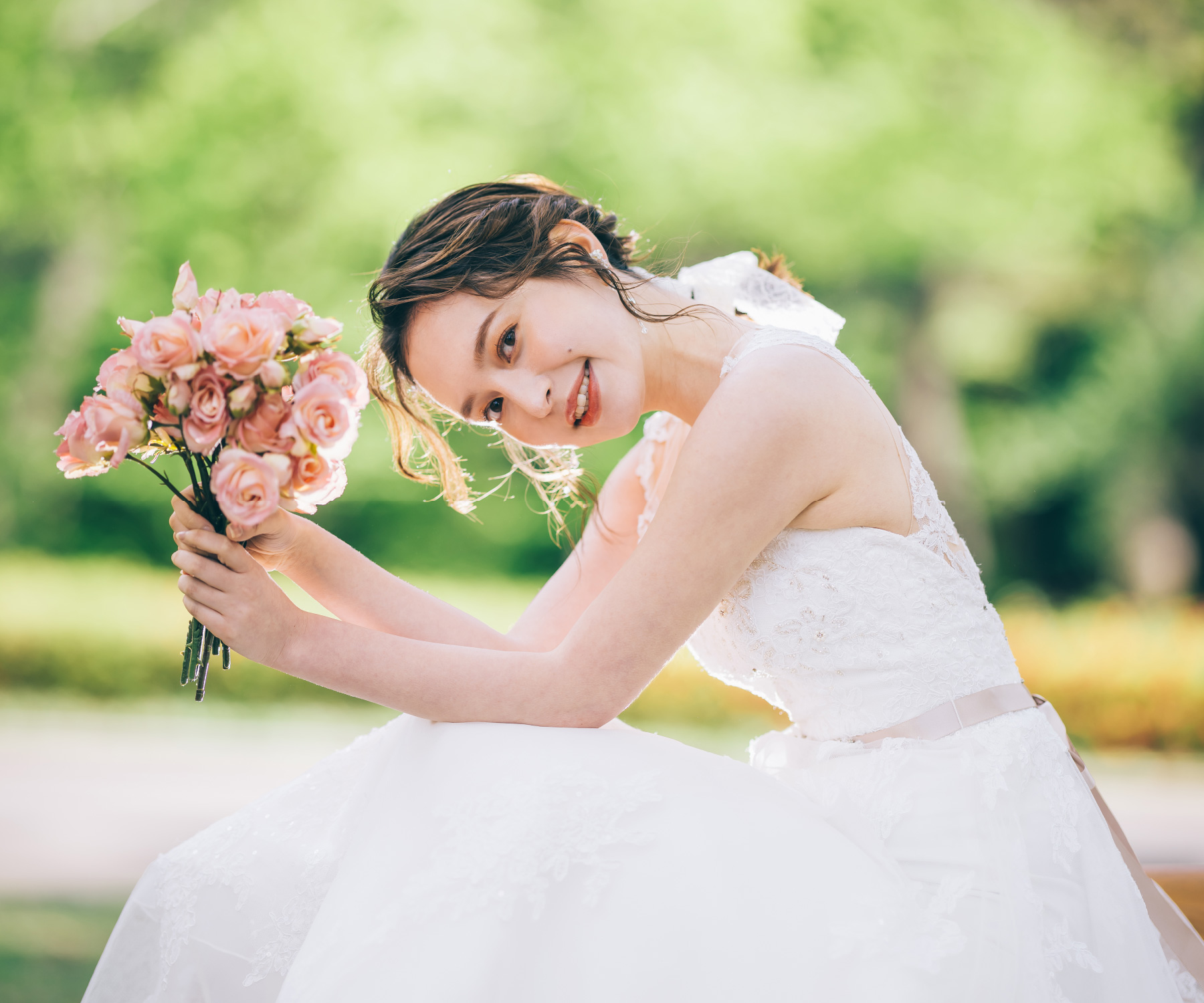 山手ヘレン記念協会の前で新婦様をエスコートする新郎様のロケーションフォト