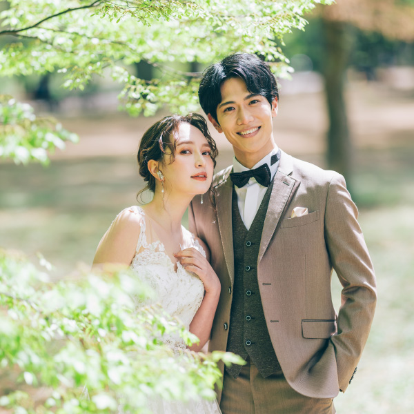 バージンロードの上で微笑む新郎新婦様のウェディングフォト