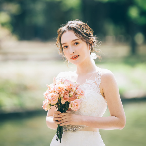チャペルで新婦様の薬指に指輪をはめる新郎様の結婚写真