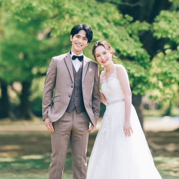 山手ヘレン記念教会の前で新婦様の手を取る新郎様のロケーションフォト