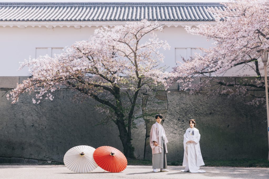 大阪城で桜に囲まれたロケーションフォト