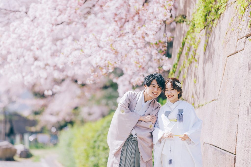 大阪城で桜を楽しむ和装ロケーションフォト