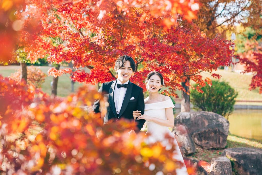 舞洲緑地で紅葉に囲まれた洋装前撮り