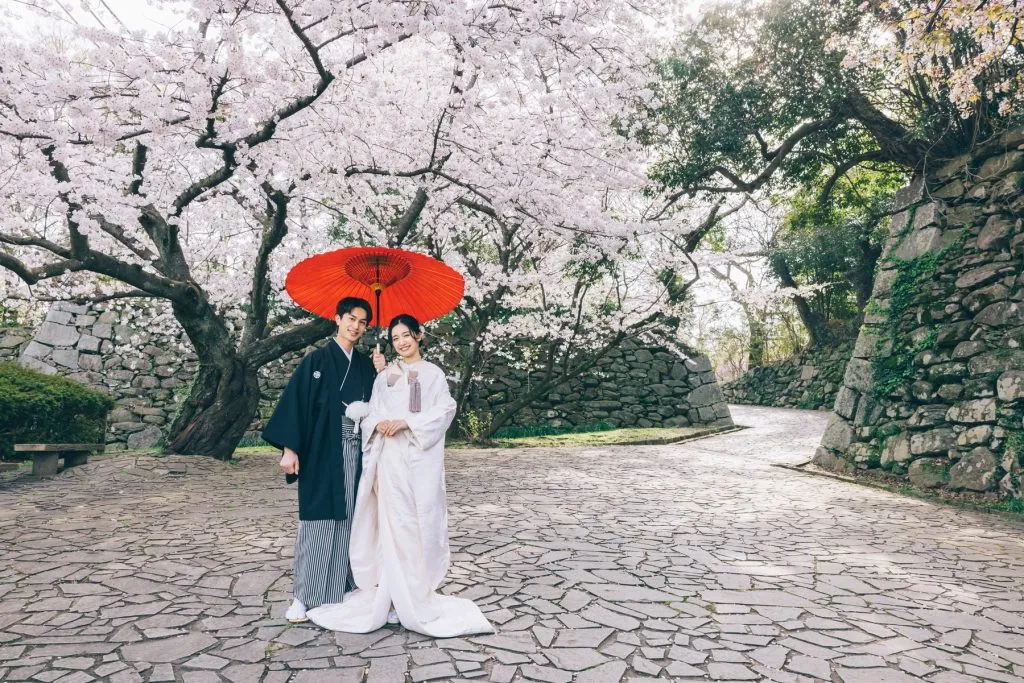 桜と歴史を感じる石垣が美しい和装ロケーションフォト