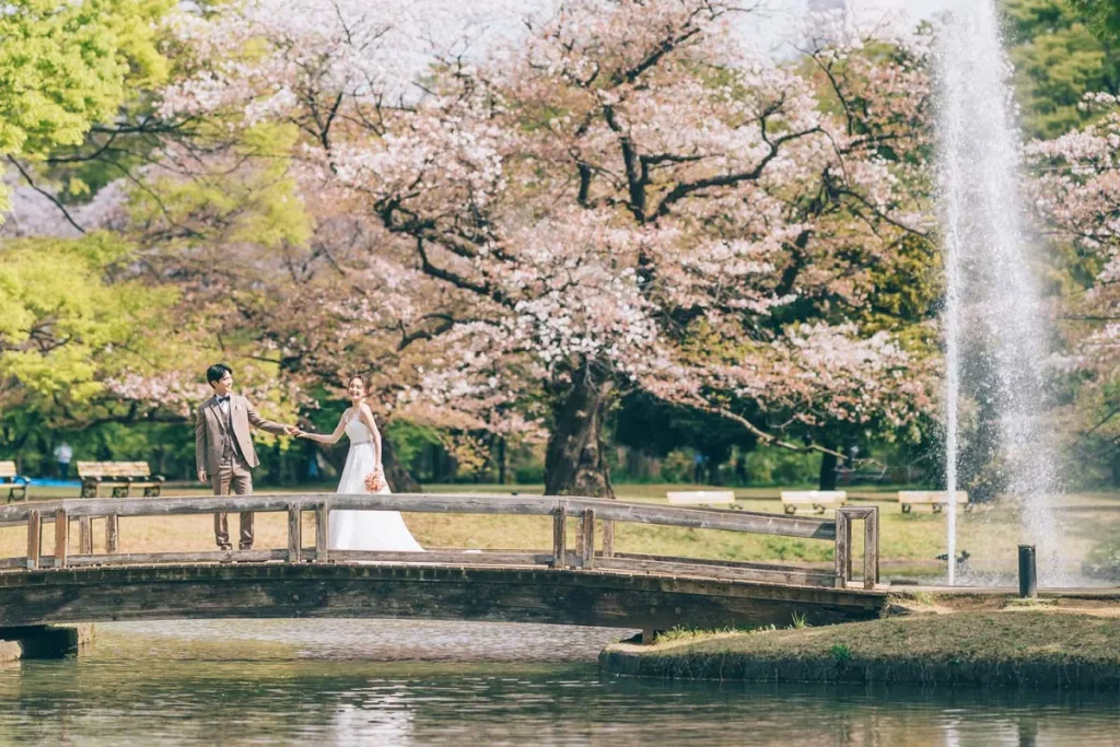 橋を散歩する新郎新婦様のロケーションフォト