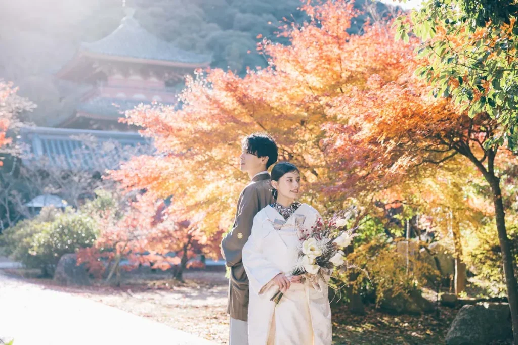 紅葉と「三重塔」を背景に日本の秋を感じるショット