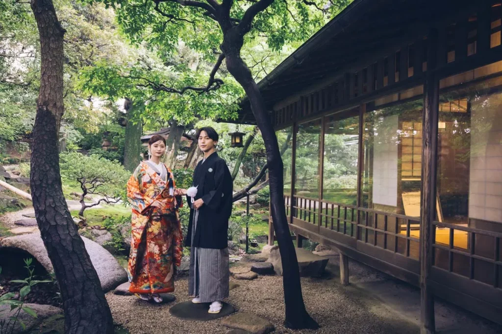 日本庭園と数寄屋造りの建物を入れたエスコートショット