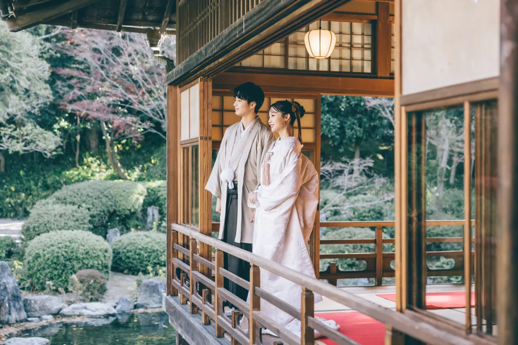 庭園を眺める新郎新婦のロケーションフォト