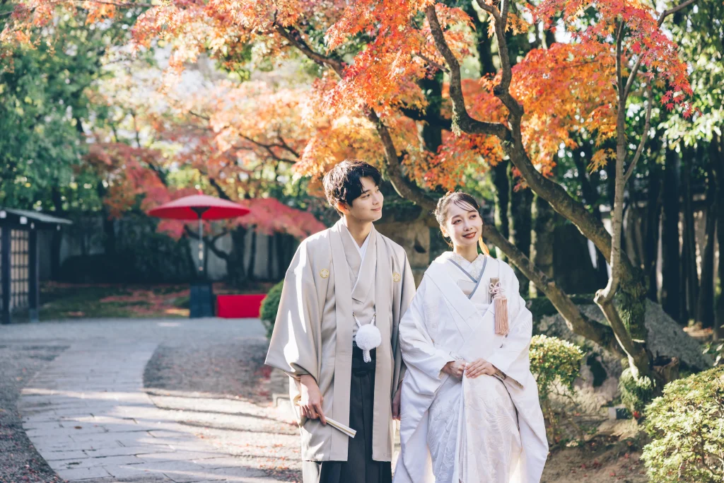 紅葉ロケーションでお散歩ショット