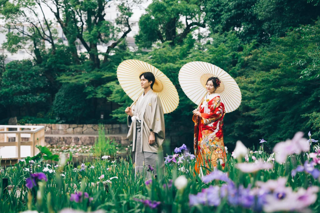 花菖蒲が咲き誇る庭園で和装前撮り