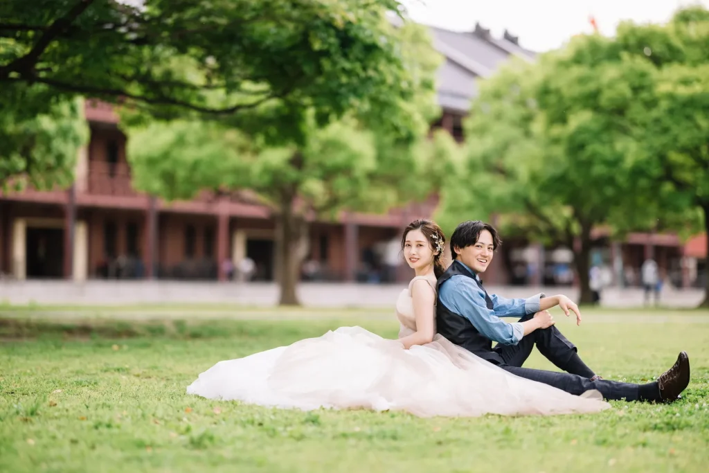 芝生でゆっくりとリラックスする新郎新婦様