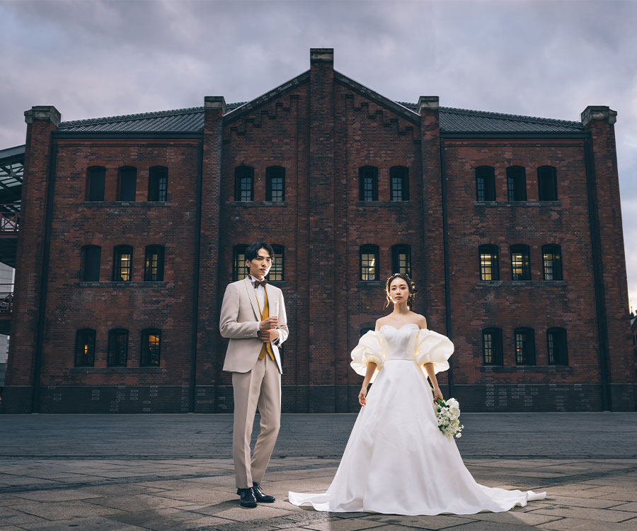 花を片手にこちらを振り返る新婦様の後ろ姿