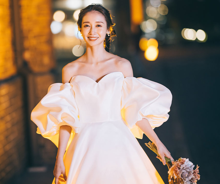 笑顔で手を繋いでいる新郎新婦様の結婚写真