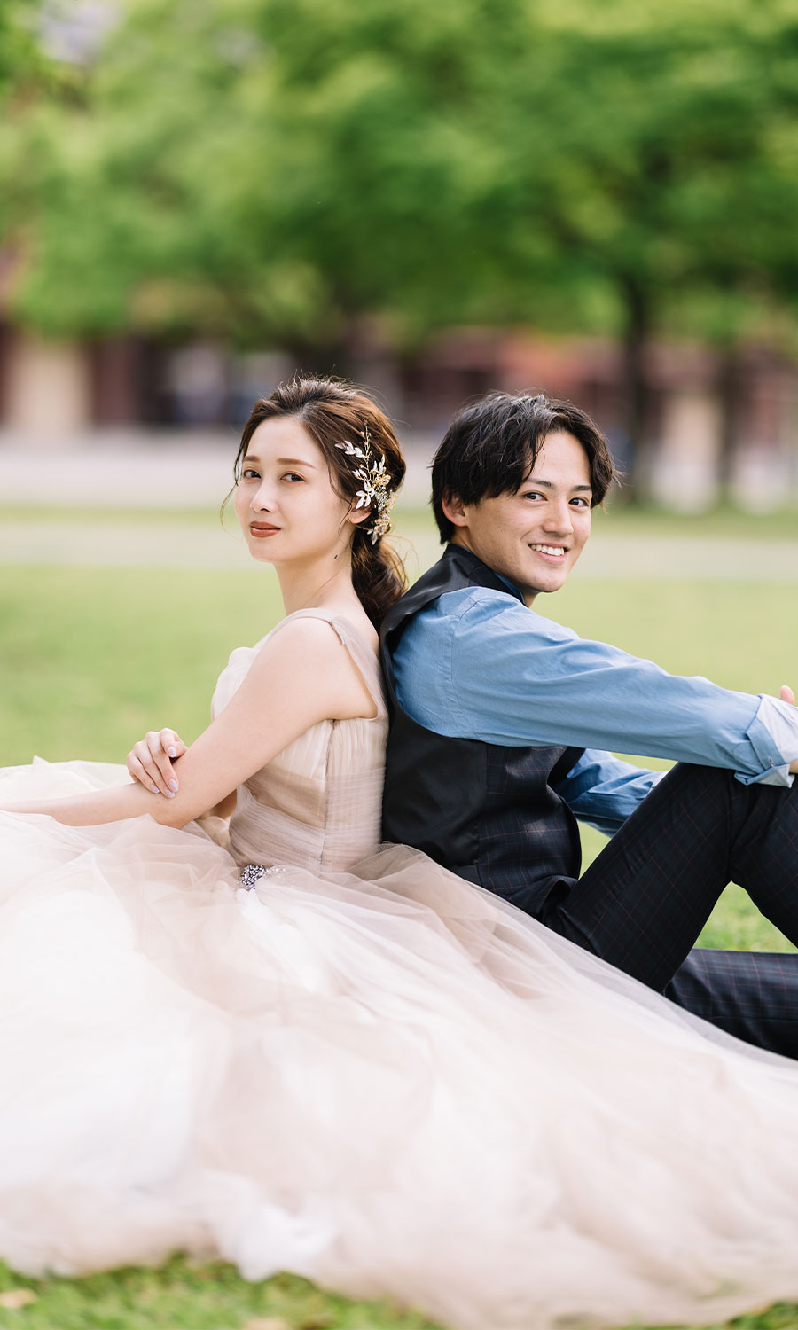 凛々しい表情で花束を持つ新婦様のソロショット