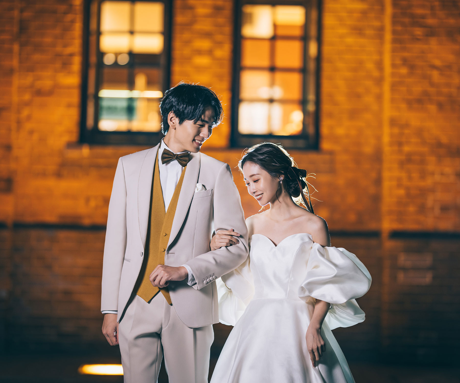 芝生の上で微笑んでいる新婦様の横顔