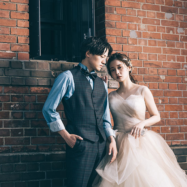 楽しそうに手を繋いでいる新郎新婦様の結婚写真