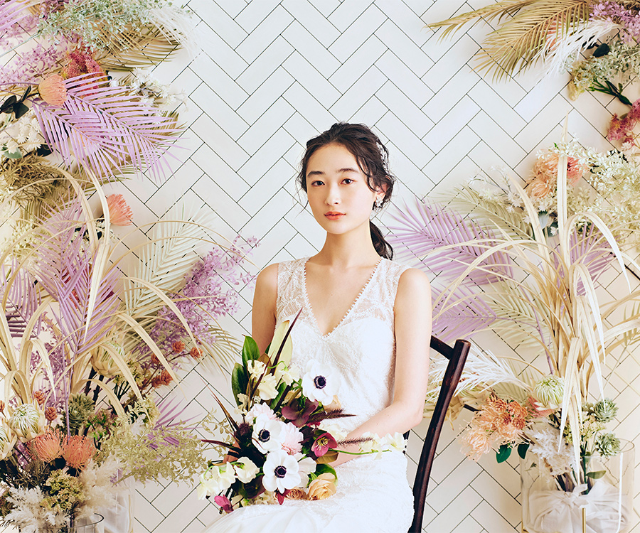      ドライフラワーに囲まれながら椅子に座る新婦様のソロショット               