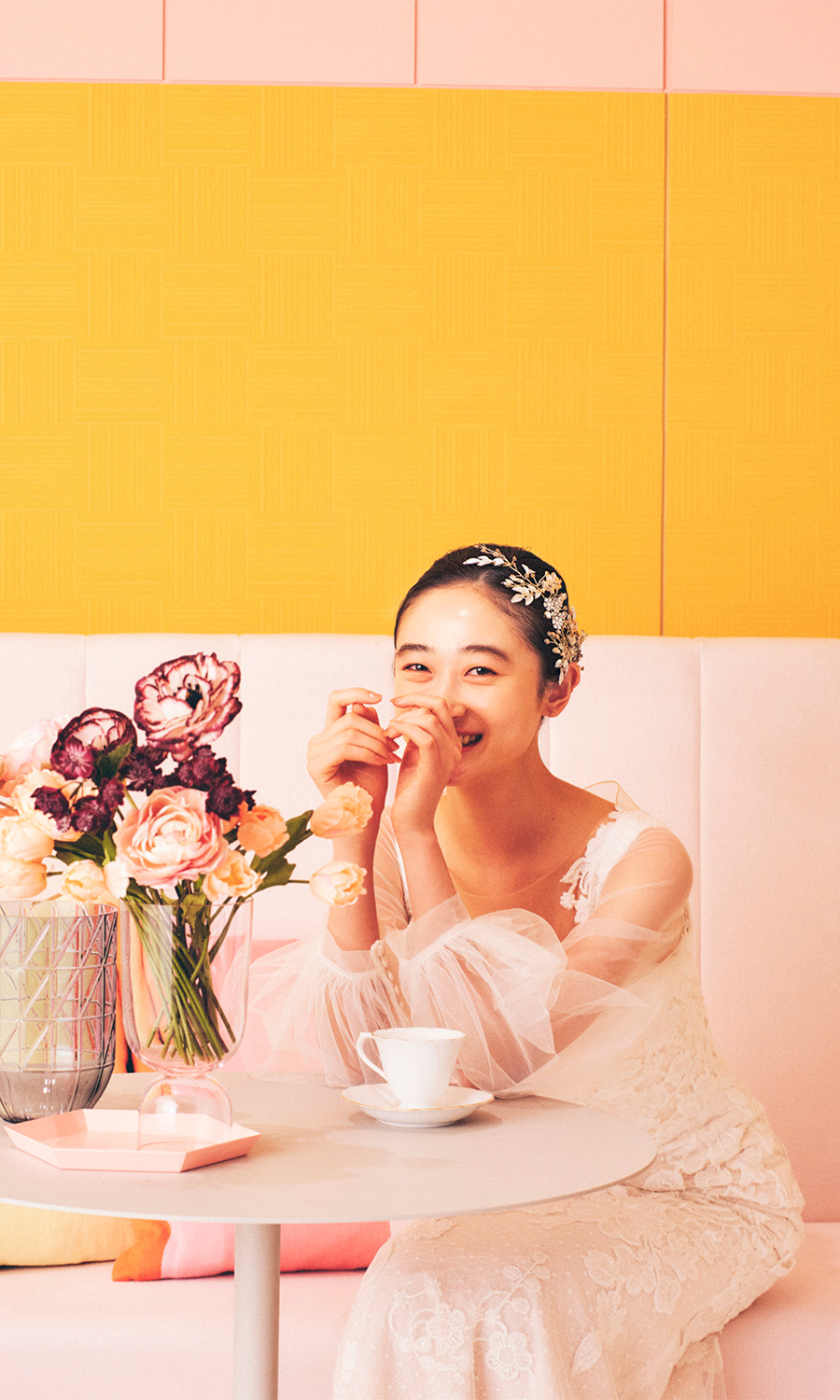      ソファに座って微笑む新婦様のソロショット               