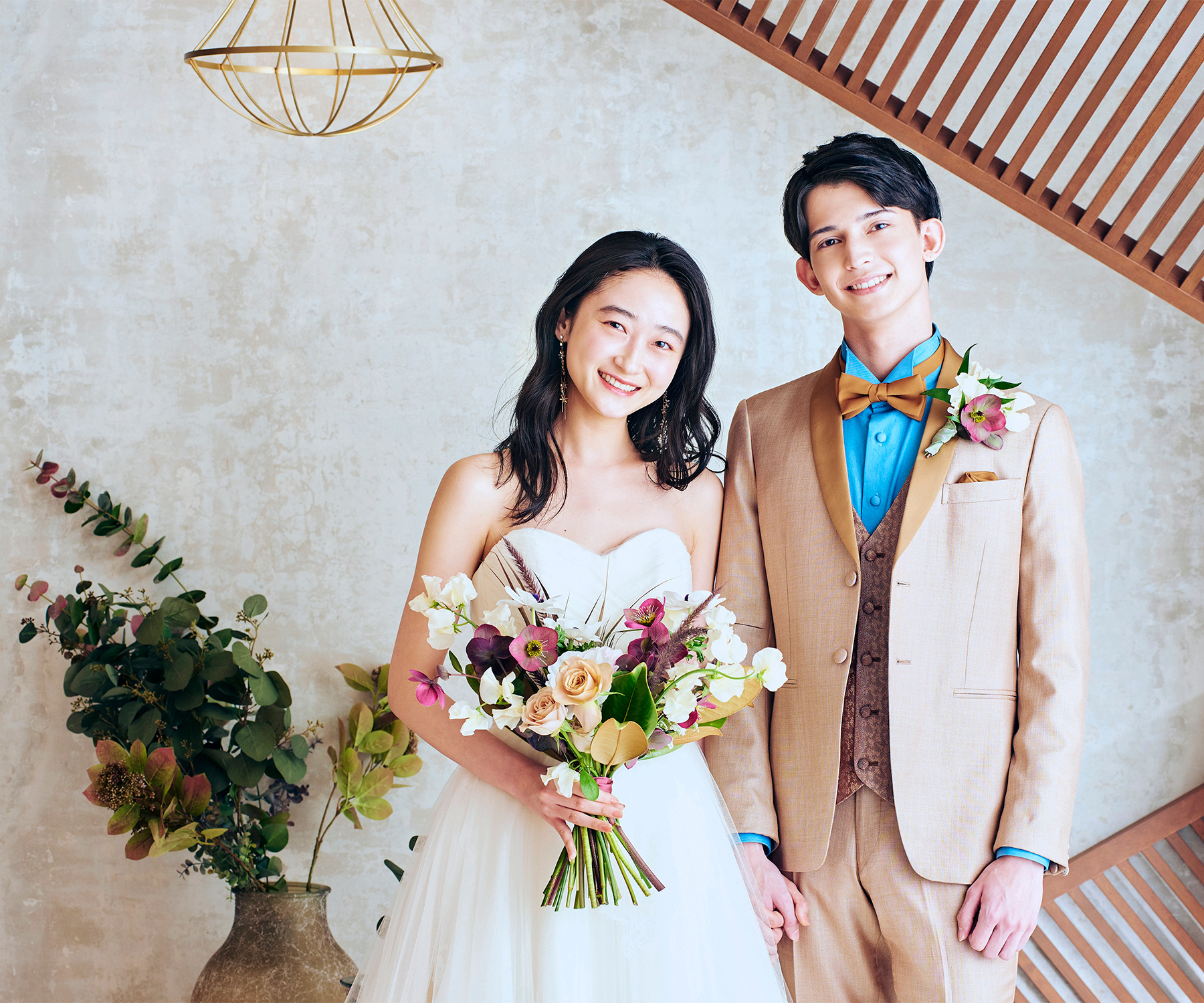      花束を持って微笑む新婦様と新郎様のウェディングフォト               