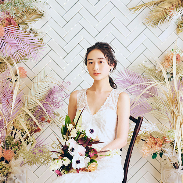      ドライフラワーに囲まれながら椅子に座る新婦様のソロショット               
