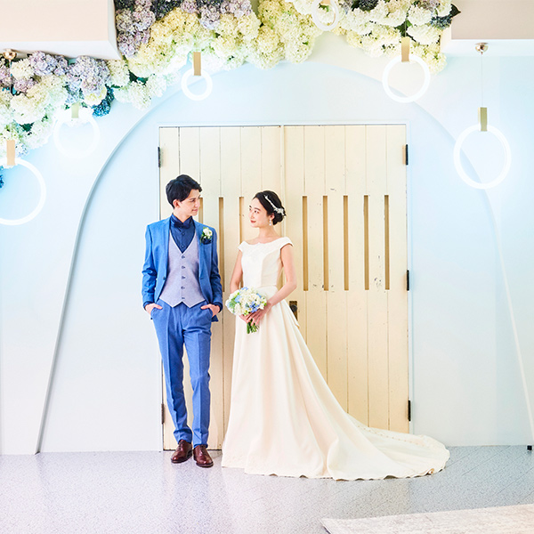      幻想的な背景セットで見つめ合う新郎新婦様のウェディングフォト               