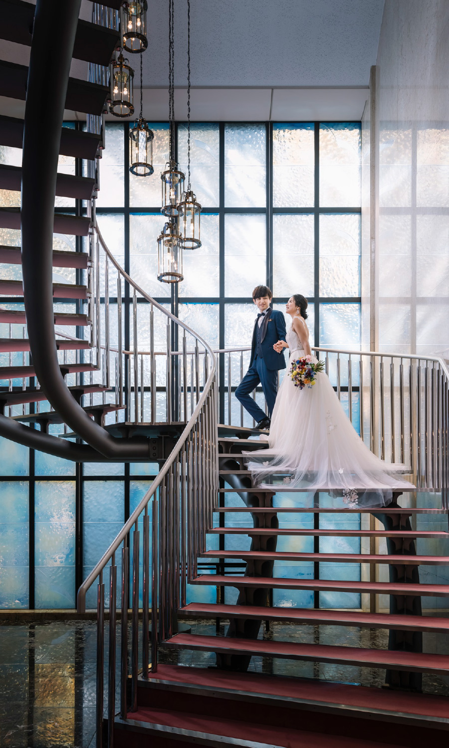 螺旋階段で新婦様をエスコートする新郎様の結婚写真