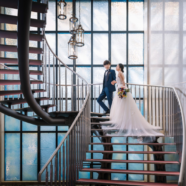 楽しそうに階段を上る新郎新婦様の結婚写真