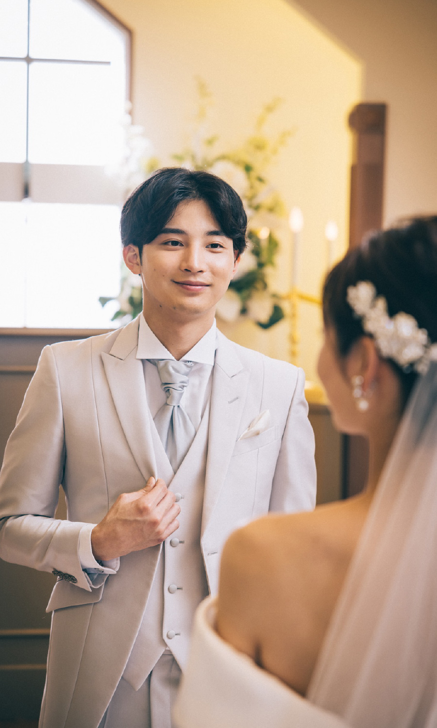 新婦様を優しく見つめる新郎様のウェディングフォト