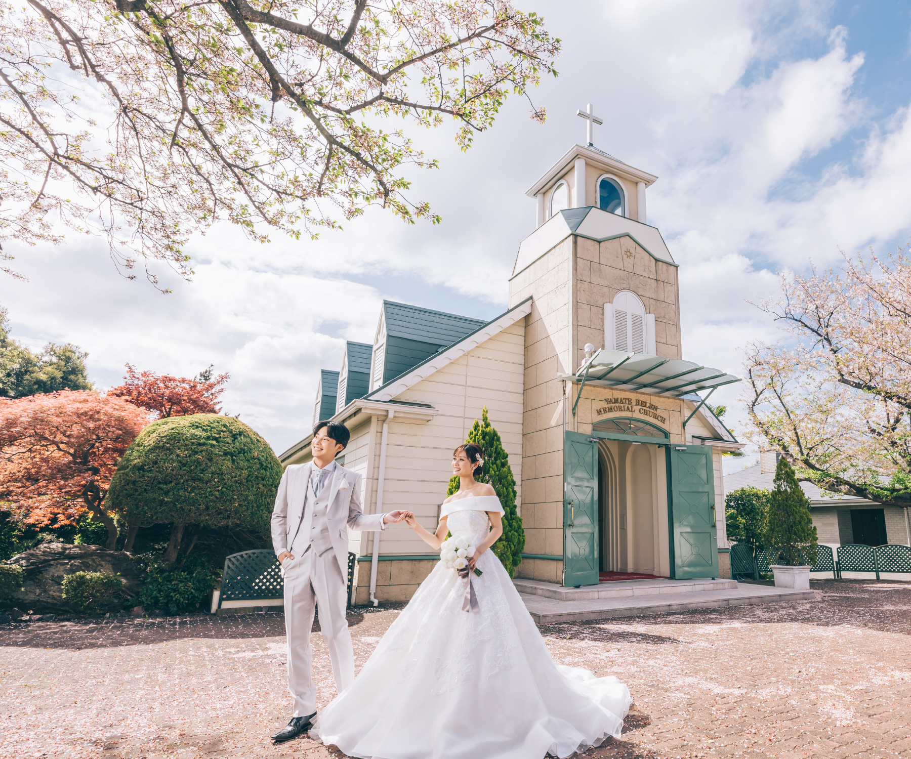 山手ヘレン記念協会の前で新婦様をエスコートする新郎様のロケーションフォト