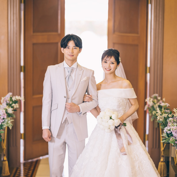 バージンロードの上で微笑む新郎新婦様のウェディングフォト