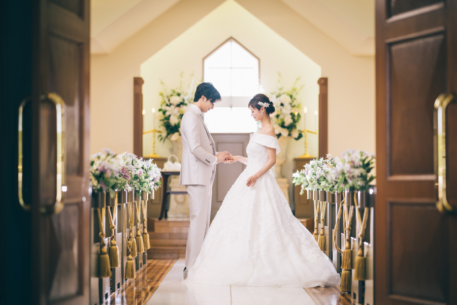 歴史ある教会で撮る新たな門出を祝うウェディングフォト