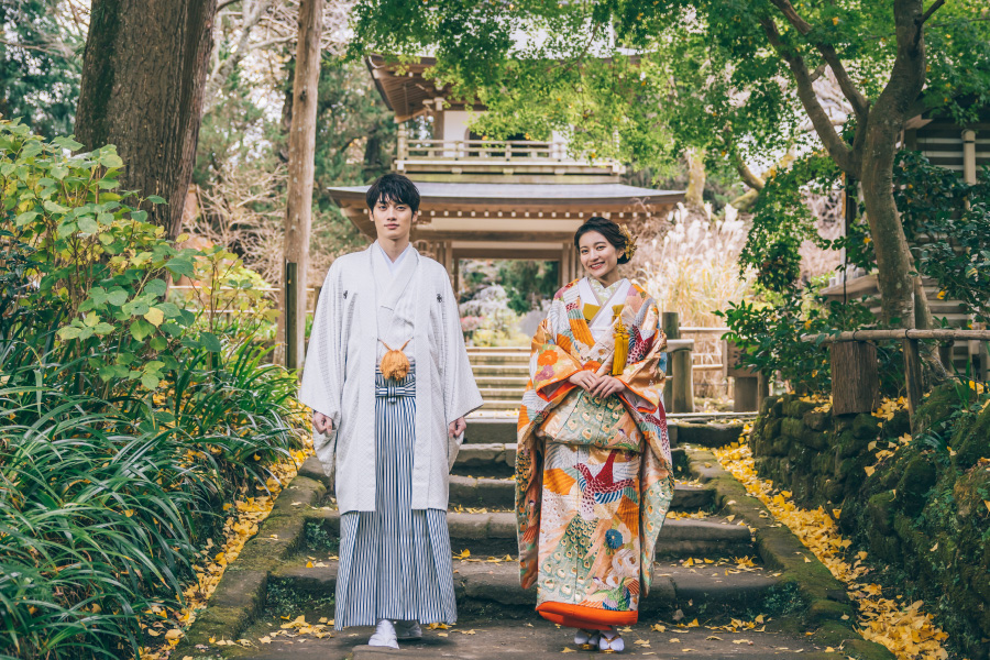 木々に囲まれた浄智寺の石段に佇む新郎新婦様の和装前撮り