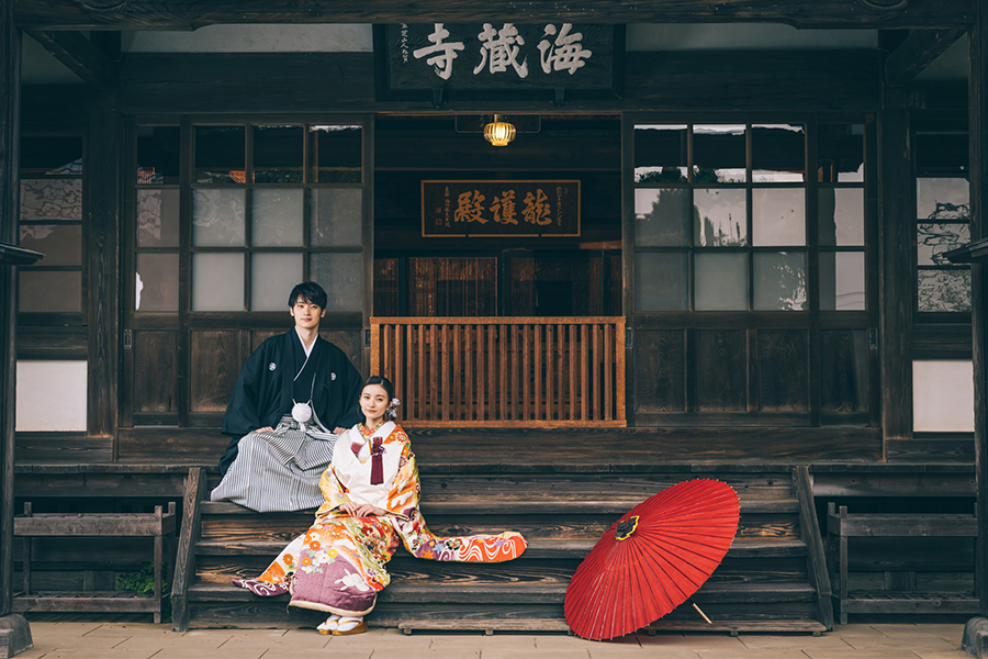 海蔵寺の境内で撮る赤い和傘が映えるロケーションフォト